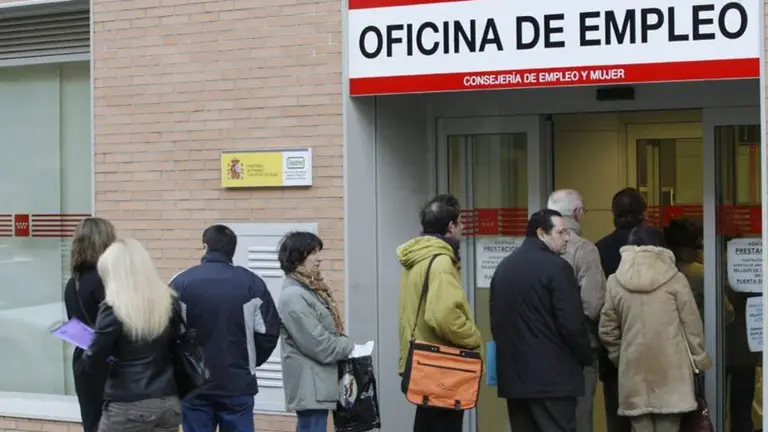 Varias personas esperan en la oficina de empleo EFE