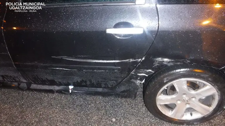 Uno de los vehículos contra los que ha chocado la conductora en Pamplona POLICÍA MUNICIPAL