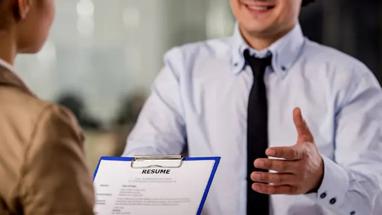 Una mujer durante una entrevista de trabajo. ARCHIVO