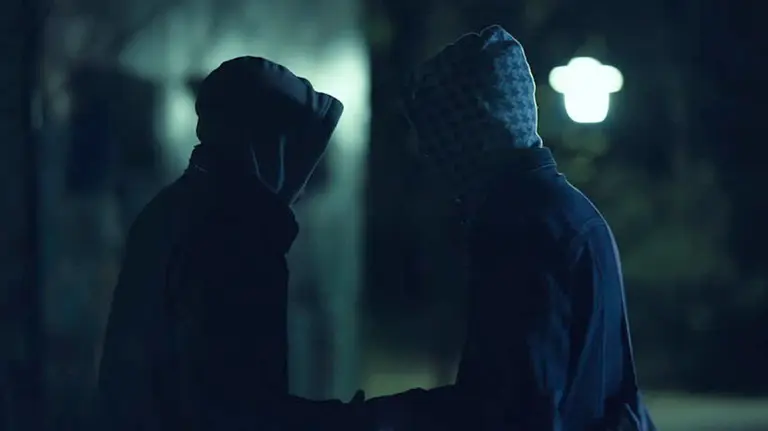 Imagen de dos encapuchados en una calle ARCHIVO