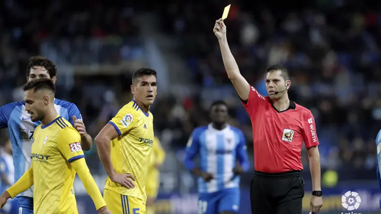 El árbitro canario Trujillo Suárez en el partido Málaga - Cádiz. La Liga.