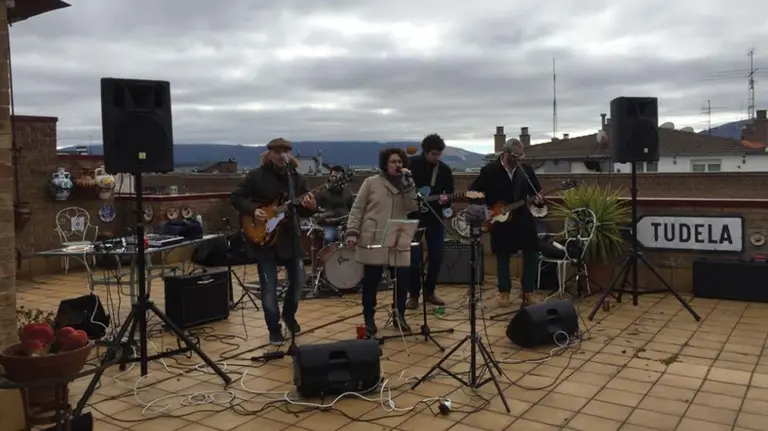 A Beatle Bit, rememorando el concierto en la azotea de The Beatles. Desde la izquierda, Tincho, Matías, Usoa, Carlos y Álvaro CEDIDA