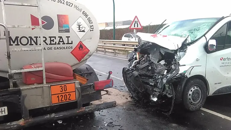 Accidente de tráfico en la carretera del polígono de Landaben TWITTER BOMBEROS