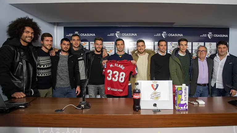 Miguel Flaño con sus compañeros de equipo en su despedida del club. CA Osasuna.