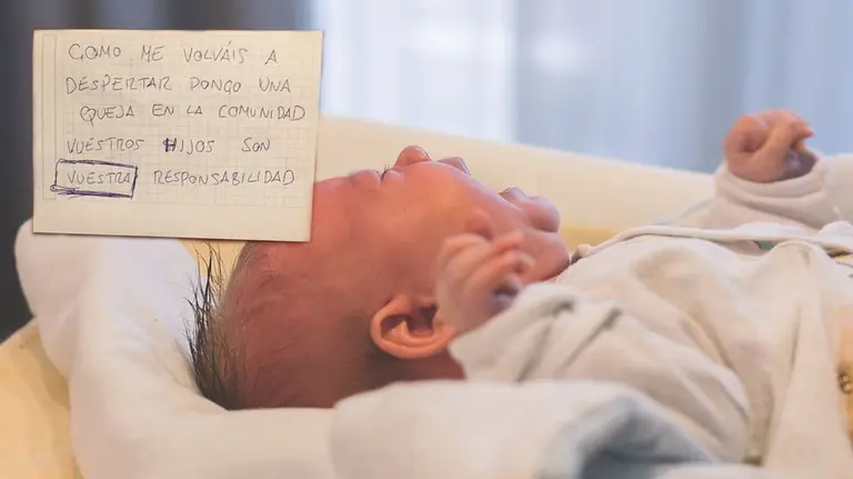 Imagen de un bebé llorando en una cuna junto a una nota compartida en Twitter por un padre con la amenaza de un vecino por los llantos de sus hijos ARCHIVO