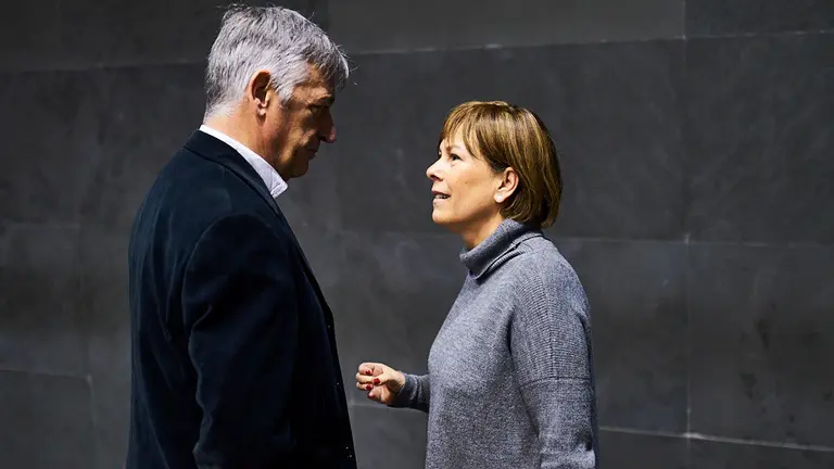Koldo Martinez (i) habla con la presidenta del gobierno de Navarra Uxue Barkos (d) durante el pleno parlamentario. MIGUEL OSÉS