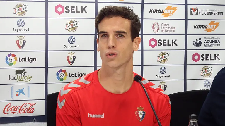 El jugador de Osasuna, Íñigo Pérez, en rueda de prensa en Tajonar.