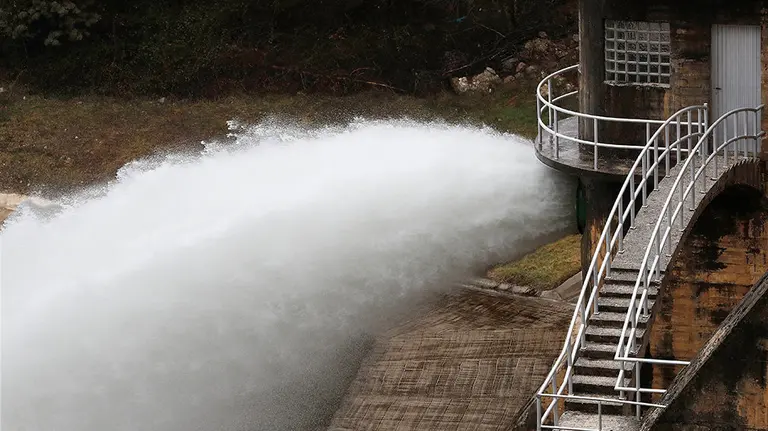 El pantano de Eugi desembalsa agua en previsión a posibles avenidas tras las previsiones meteorológicas que anuncian para los próximos días una descenso importante de la cota de nieve y el deshielo que esta ocurriendo tras las nevadas que viene padeciendo la zona. EFE/ Jesús Diges