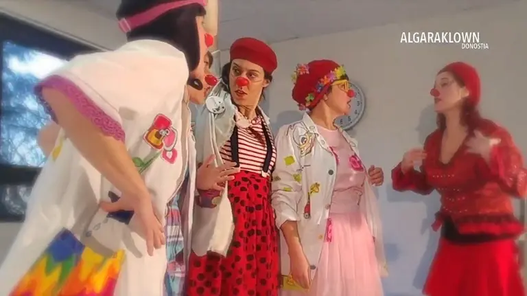 Parte del elenco de clowns femeninas que participarán en el estreno de la obra Viaje en zapato en el Teatro Gayarre YOUTUBE