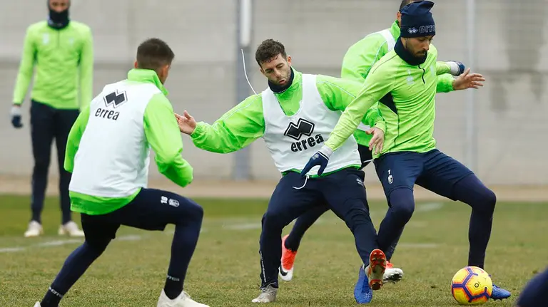 Entrenamiento del equipo andaluz bajo la lluvia. Twitter Granada CF.