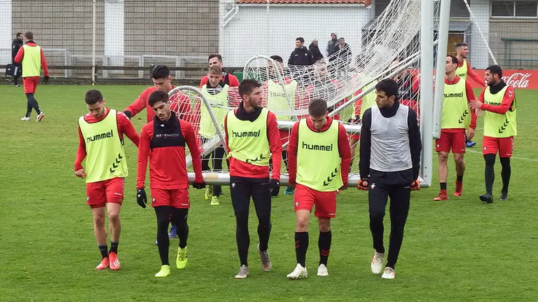Los jugadores de Osasuna trasladan una portería en Tajonar