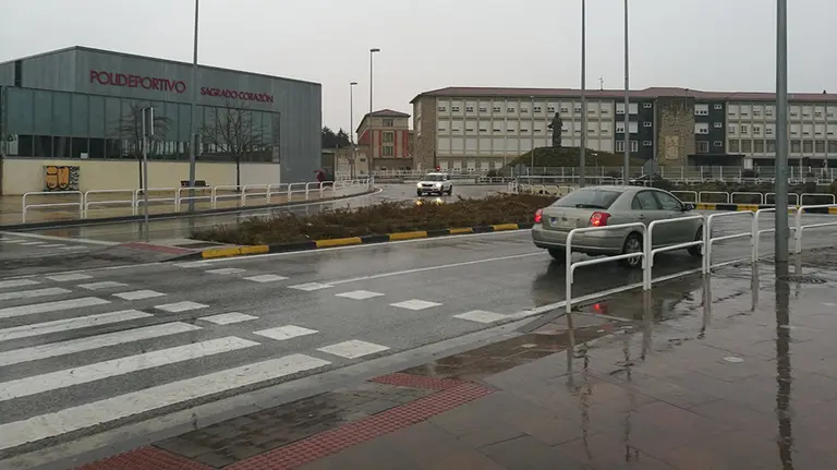 Imagen de uno de los colegios ubicados en el Ensanche de Pamplona, donde un conductor drogado provocó una peligrosa persecución policial en el horario de entradas a los centros escolares POLICÍA FORAL