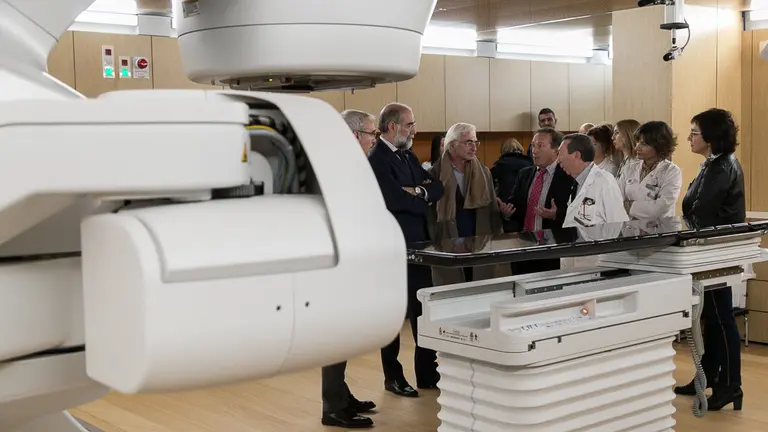 El consejero de Salud, Fernando Domínguez, visita en el CHN el nuevo acelerador lineal para el tratamiento del cáncer (10). IÑIGO ALZUGARAY
