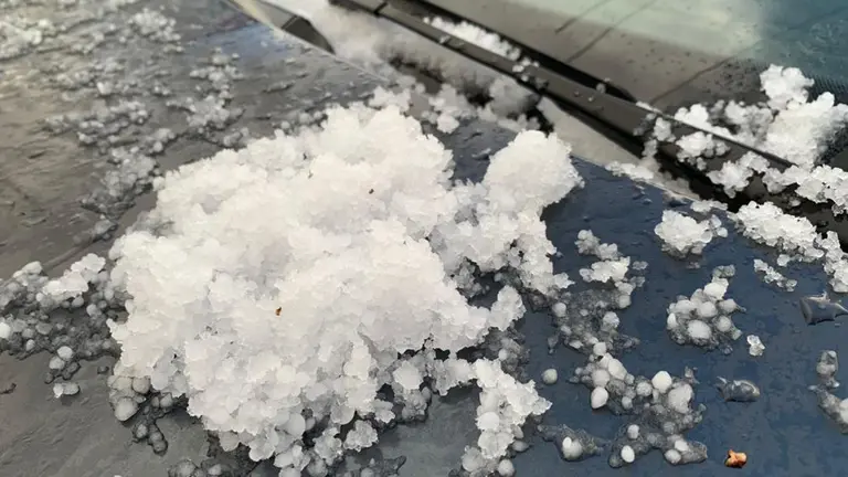 Imagen del granizo que ha ca&iacute;do durante la tarde del viernes en Pamplona