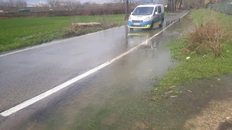 La balsa se agua que impide circular entre Miluze y el cementario de San José en Pamplona POLICÍA MUNICIPAL