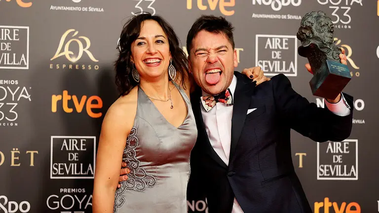 GRAF990. SEVILLA, 02/02/2019.- Amaya Remirez y Raúl de la Fuente tras recibir el galardón a "Mejor película de animación" por "Un día más sin vida", durante la entrega de los Premios Goya 2019 que se celebra esta noche en el Palacio de Exposiciones y Congresos de Sevilla. EFE/José Manuel Vidal.