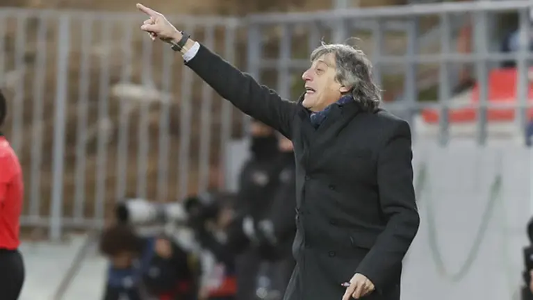 El entrenador navarro Enrique Martín Monreal realizando indicaciones a sus jugadores. La Liga.