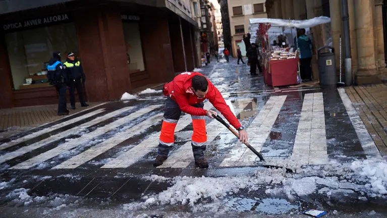 Pamplona amence nevada en el día de San Blas. PABLO LASAOSA 9