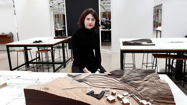GRAF1180. PAMPLONA, 03/02/2019.- La arquitecta española Elisa Valero, la primera mujer menor de 50 premiada con el Swiss Architectural Award, posa en el interior de la Facultad de Arquitectura de la Universidad de Navarra donde ha explicado su filosofía de trabajo, la de una reputada profesional comprometida con el planeta que prefiere que su obra sea "un poco más gris para que el medio ambiente sea un poco mas verde". EFE/Jesús Diges
