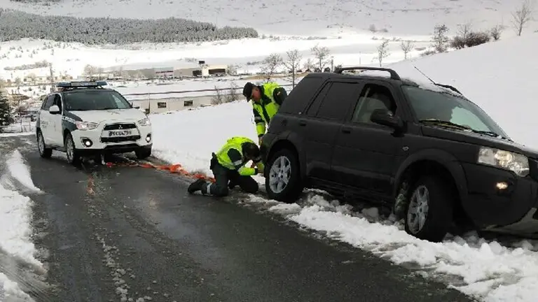 La Guardia Civil auxilia a una familia en Torres de Elorz GUARDIA CIVIL