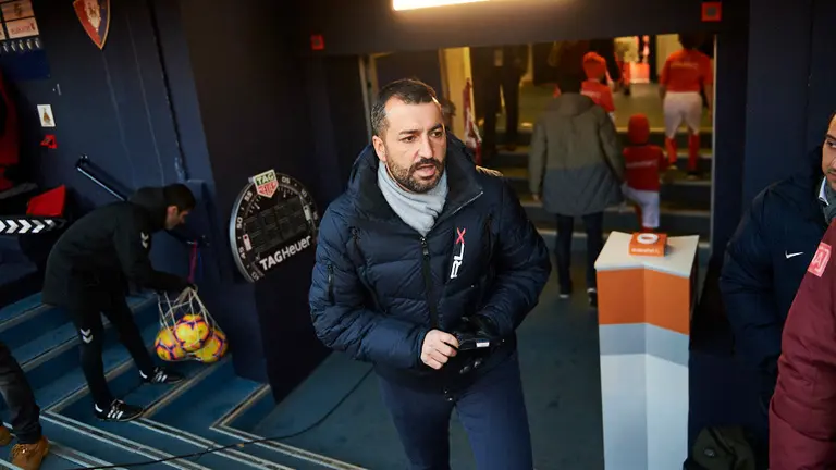 Diego Martínez entrenador del Granada momentos previos al comienzo del partido. MIGUEL OSÉS