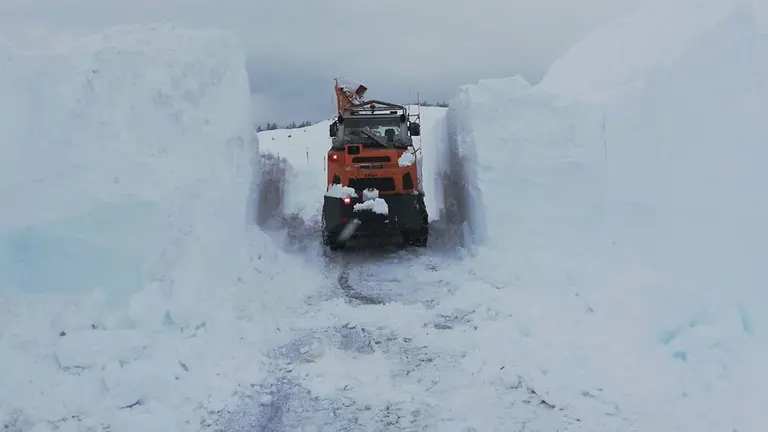Un quitanieves pasa por el pirineo navarro GOBIERNO DE NAVARRA