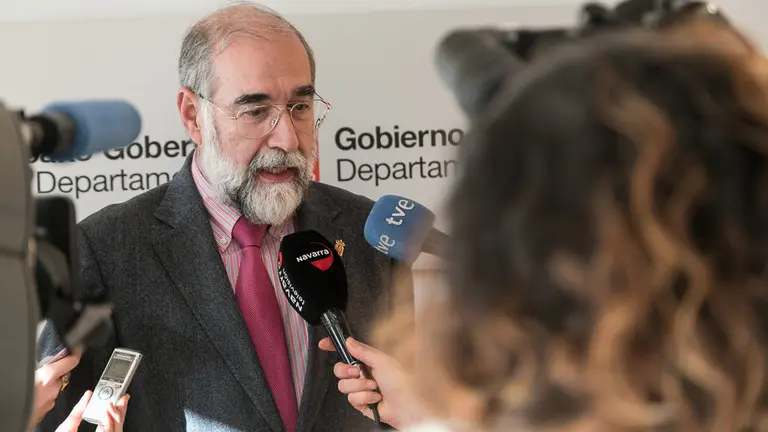 El consejero de Salud, Fernando Dom&iacute;nguez, en declaraciones a los medios. I&Ntilde;IGO ALZUGARAY