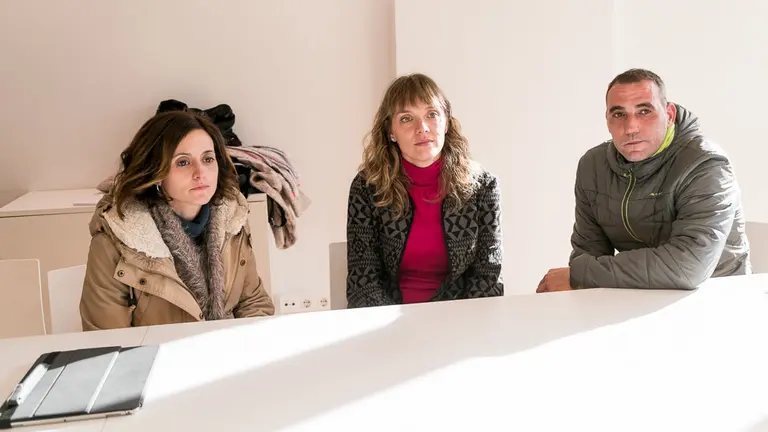 Imagen Quique Munilla y Mayra Gil, padres de Izan, junto a Isabel Vicente de Vera, tía del pequeño. IÑIGO ALZUGARAY