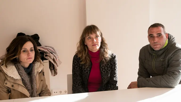 Imagen Quique Munilla y Mayra Gil, padres de Izan, junto a Isabel Vicente de Vera, tía del pequeño. IÑIGO ALZUGARAY