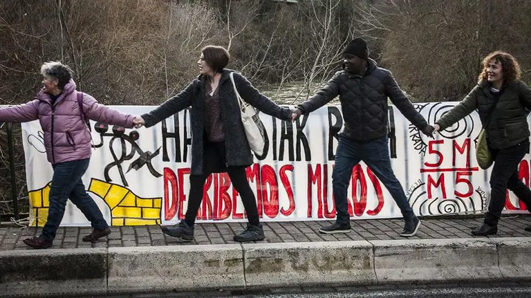 Acto de Iruñea Ciudad de Acogida en el puente de Curtidores CEDIDA