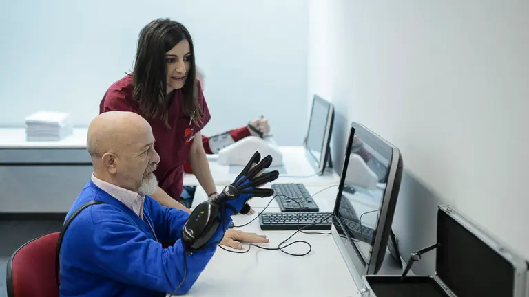 La ministra de Sanidad, María Luisa Carcedo, y Miguel Laparra, inauguran la nueva sala de rehabilitación Living Lab de ADACEN. PABLO LASAOSA (3)