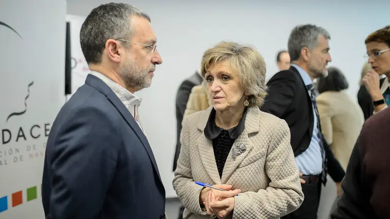 La ministra de Sanidad, María Luisa Carcedo, y Miguel Laparra, inauguran la nueva sala de rehabilitación Living Lab de ADACEN. PABLO LASAOSA (9)