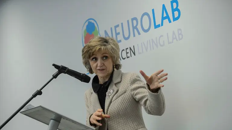 La ministra de Sanidad, María Luisa Carcedo, y Miguel Laparra, inauguran la nueva sala de rehabilitación Living Lab de ADACEN. PABLO LASAOSA (11)