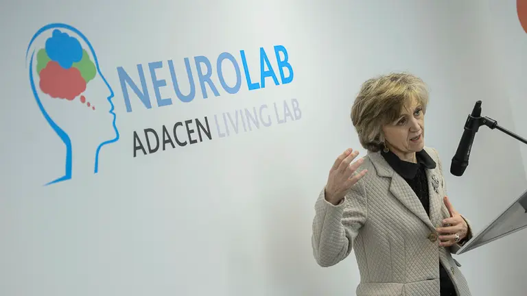 La ministra de Sanidad, María Luisa Carcedo, y Miguel Laparra, inauguran la nueva sala de rehabilitación Living Lab de ADACEN. PABLO LASAOSA (14)