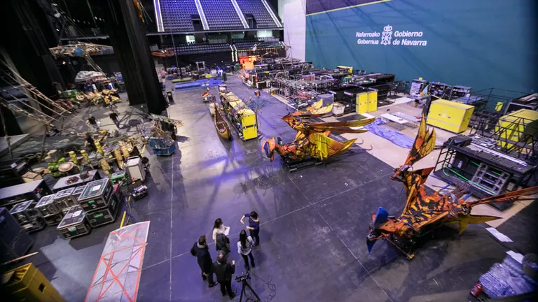 Visita al 'backstage' del espectáculo 'Toruk, el primer vuelo' del Cirque du Soleil en el Pabellón Navarra Arena de Pamplona (48). IÑIGO ALZUGARAY