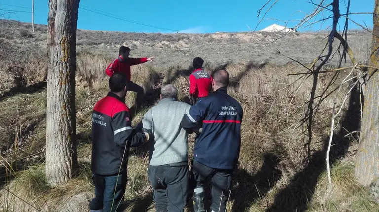 Los agentes de la Policía Foral rescatan al hombre que ha caído tras acercarse con su silla de ruedas a una zona próxima al río de Sangüesa POLICÍA FORAL