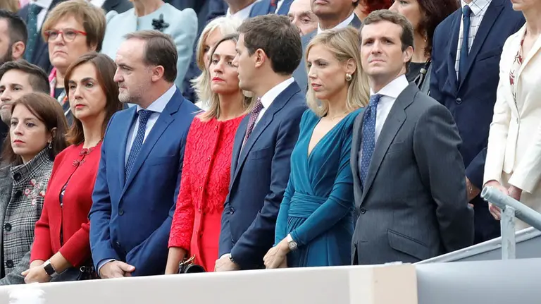 GRAF5165. MADRID, 12/10/2018. El presidente del PP Pablo Casado (d) en el desfile militar, uno de los actos conmemorativos del Día de la Fiesta Nacional, que presiden los Reyes junto a sus hijas, la princesa Leonor y la infanta Sofía hoy en Madrid. EFE/JuanJo Martín