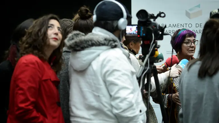 Laura Pérez escucha las declaraciones de Tere Sáez durante su comparecencia ante los medios de comunicación. PABLO LASAOSA