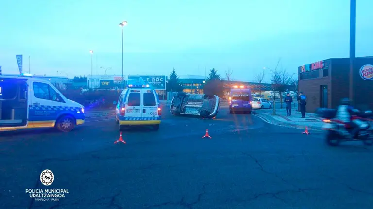 El coche que ha volcado en el polígono Agustinos. POLICÍA MUNICIPAL DE PAMPLONA