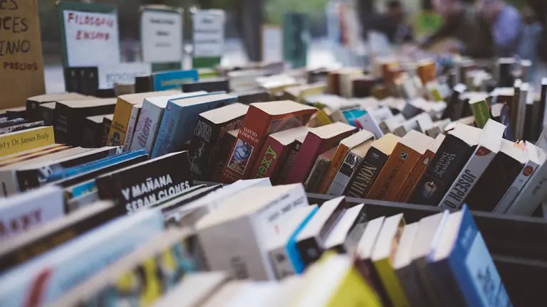 Imagen de archivo de un expositor de libros. ARCHIVO