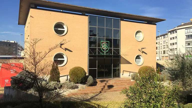 Edificio de entrada a las instalaciones deportivas del club Oberena.