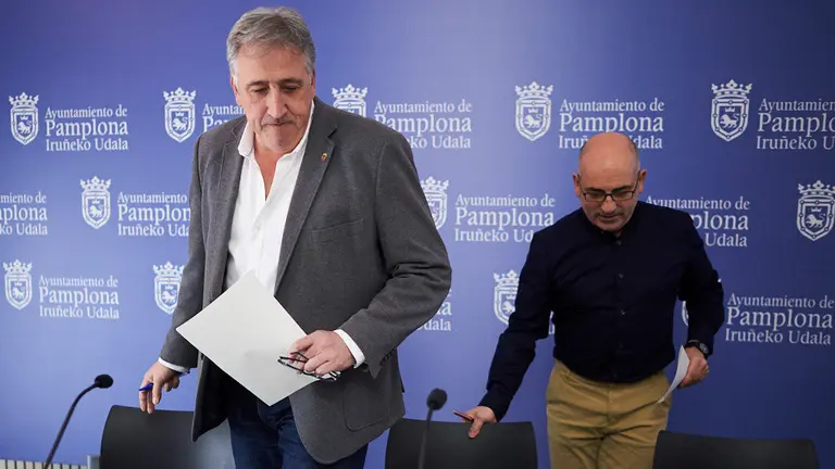 El alcalde de Pamplona, Joseba Asirón, y el concejal de Urbanismo, Joxe Abaurrea, presentan las siete propuestas seleccionadas en el concurso de ideas para el entorno urbano del Monumento a los Caídos. PABLO LASAOSA 1