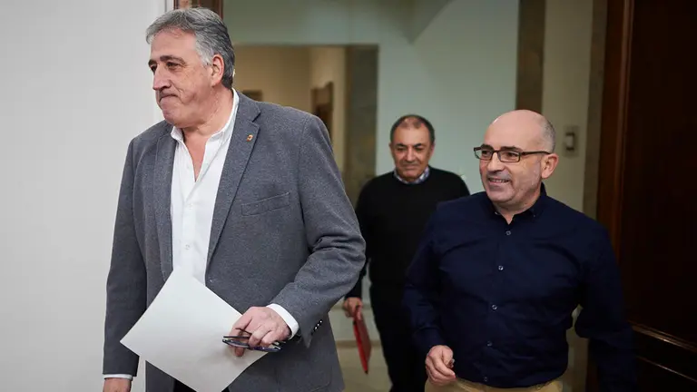 Joseba Asirón, Joxe Abaurrea, y Vicente Taberna, presentan las siete propuestas seleccionadas en el concurso de ideas para el entorno urbano del Monumento a los Caídos. PABLO LASAOSA