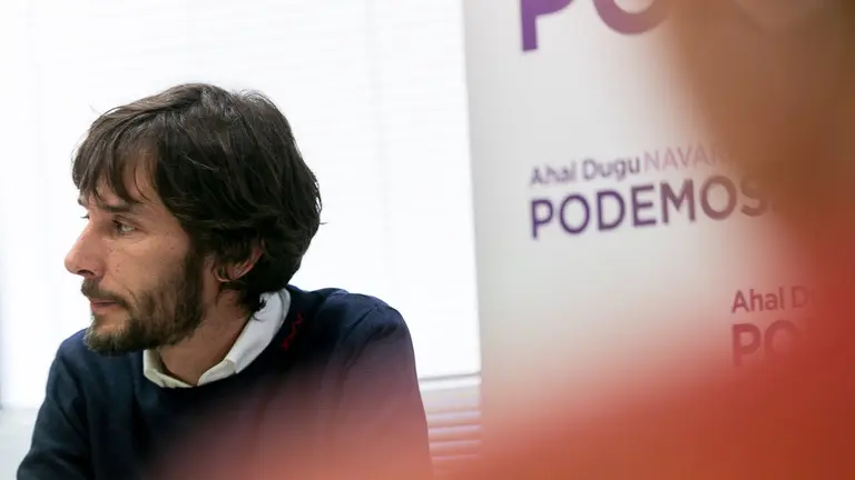 El candidato a la Presidencia de Navarra, Mikel Buil, la diputada Ione Belarra y la senadora Idoia Villanueva, comentan las enmiendas de Podemos a los Presupuestos Generales del Estado. IÑIGO ALZ (19)