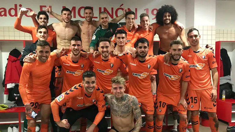 Los jugadores rojillos disfrutan de su victoria en Gijón. Twitter Osasuna