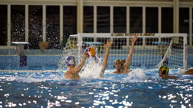 El Waterpolo Navarra se enfrenta al CN cataluña en las instalaciones de Amaya. MIGUEL OSÉS 14