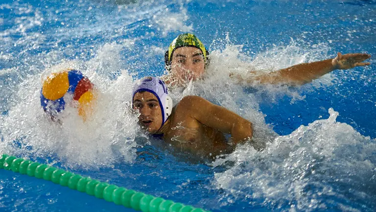 El Waterpolo Navarra se enfrenta al CN cataluña en las instalaciones de Amaya. MIGUEL OSÉS