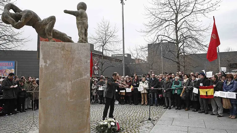GRA192. PAMPLONA, 11/02/2017.- Cientos de personas escuchan a un violinista durante la concentración celebrada hoy en Pamplona para homenajear a las víctimas de la banda terrorista ETA, que ha sido organizada por los colectivos Libertad Ya, Fundación Tomás Caballero, Vecinos de Paz, Recuperar Navarra, Sociedad Civil Navarra, Asociación por la Tolerancia y Doble 12. EFE/Jesús Diges