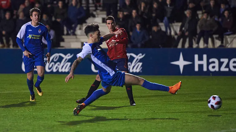Derby Navarro entre el Osasuna Promesas y la Peña Esport de Tafalla que se ha jugado en las instalaciones de Tajonar. MIGUEL OSÉS