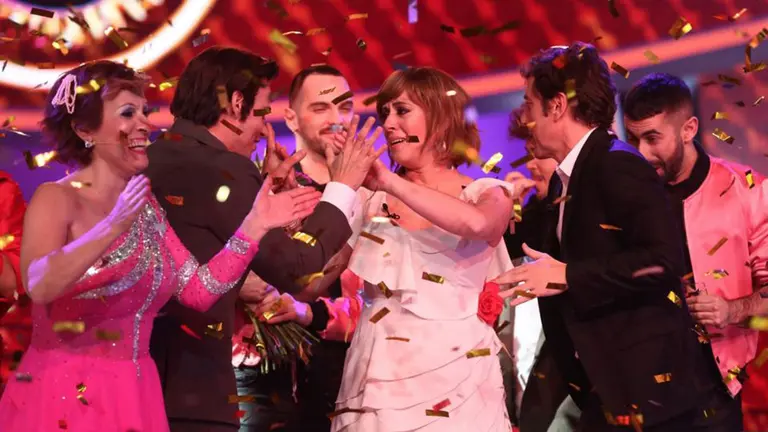 El venezolano Carlos Baute, segundo finalista de Tu cara me suena y en la imagen caracterizado como Manolo Escobar, felicita a María Villalón por su triunfo en el talent show ANTENA 3